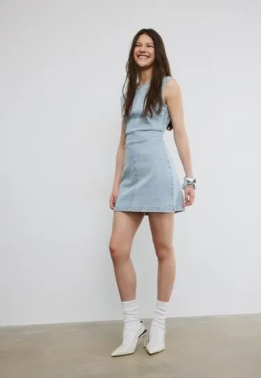 Короткое джинсовое платье с блестящей отделкой- Заказать в России