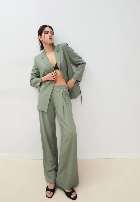 Брюки с защипами, атласные, с ремнем-цепочкой- Заказать в России