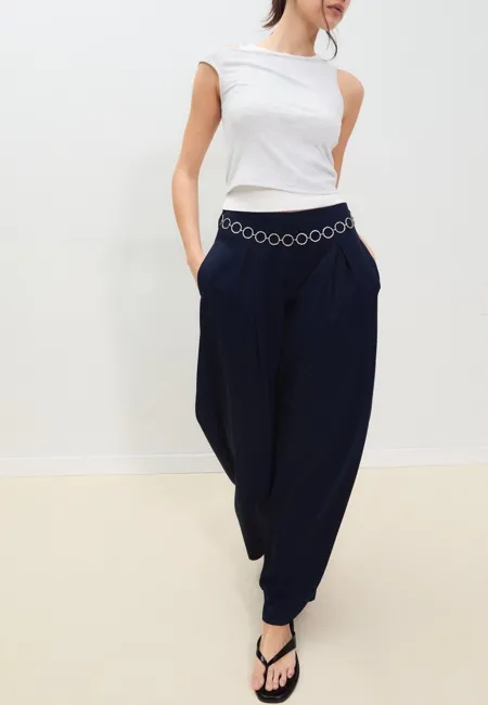 Брюки с защипами, атласные, с ремнем-цепочкой