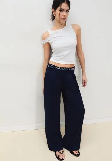 Брюки с защипами, атласные, с ремнем-цепочкой