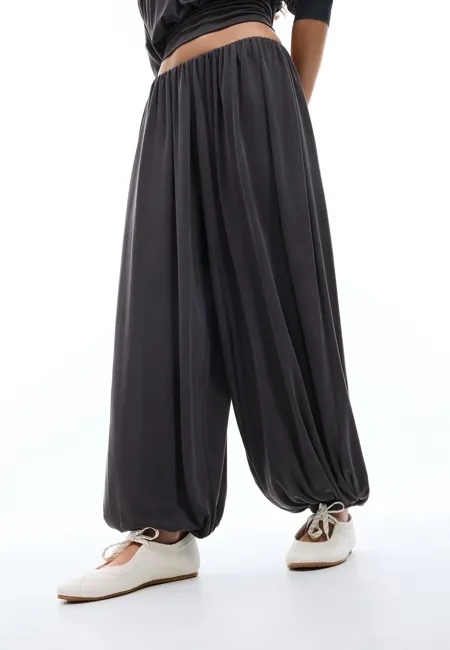 Брюки-баллон из мягкой струящейся ткани- Заказать в России