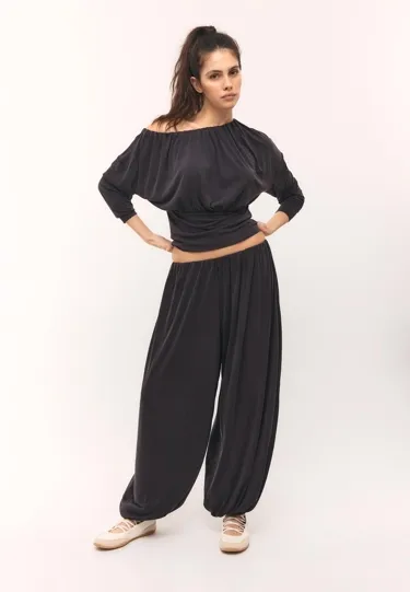 Брюки-баллон из мягкой струящейся ткани- Заказать в России