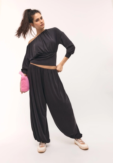 Stradivarius Асимметричная футболка с мягкой текстурой купить с доставкой.