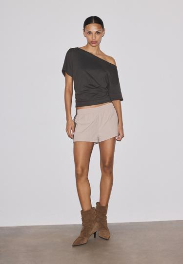 Stradivarius Футболка с короткими рукавами, воротником-лодочкой и сборками купить с доставкой.