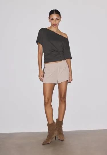 Футболка с короткими рукавами, воротником-лодочкой и сборками- Заказать в России