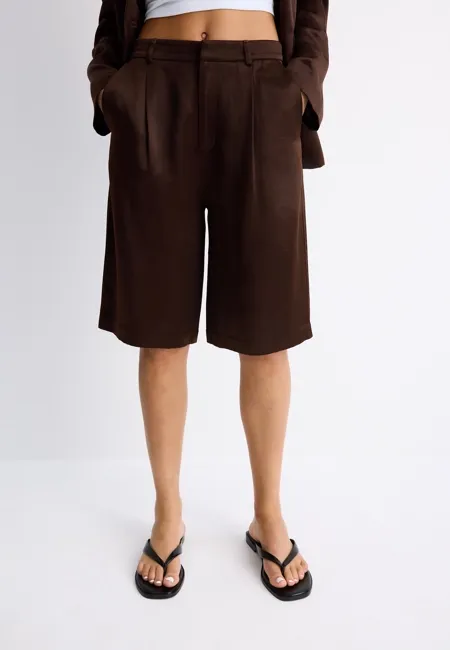 Атласные шорты с защипами- Заказать в России