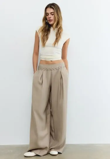 Брюки с защипами и цепочкой