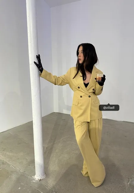 Атласные брюки с защипами и цепочкой- Заказать в России