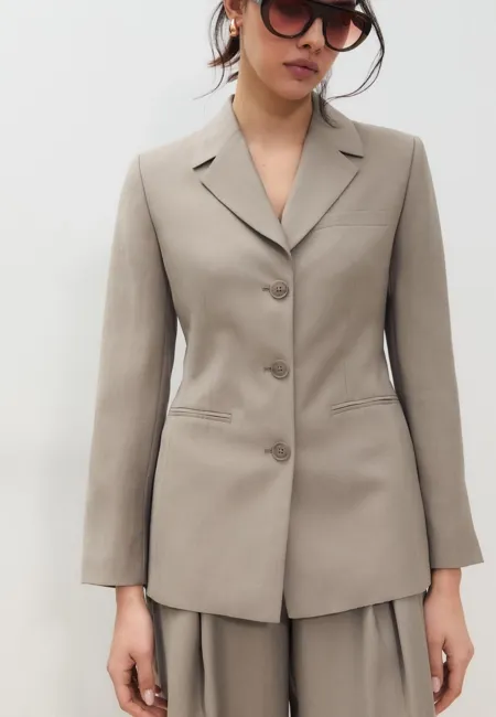 Приталенный блейзер на 3 пуговицах- Заказать в России