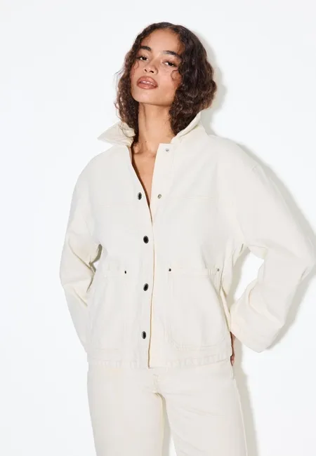 Джинсовая куртка с накладными карманами