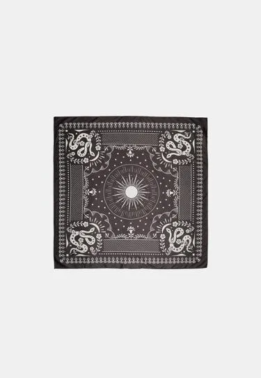 Платок со змеиным принтом