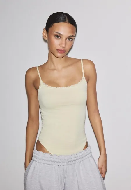 Боди на бретелях с кружевом