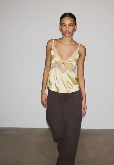 Атласный топ на бретелях