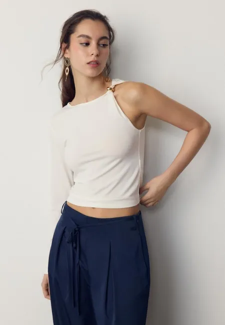 Асимметричная футболка с металлической пряжкой- Заказать в России