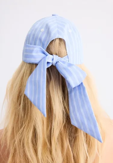 Кепка в полоску с бантом