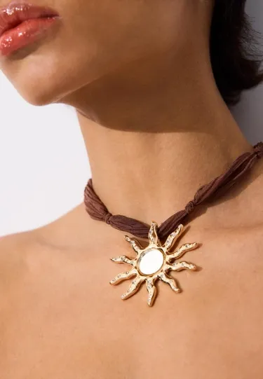 Колье с плетеным шнурком и подвеской-солнцем