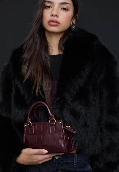 Stradivarius Мини-сумка тоут через плечо с тиснением под крокодиловую кожу купить с доставкой.