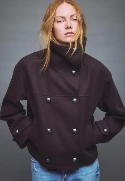 Куртка с высоким воротником и мягкой текстурой- Заказать в России