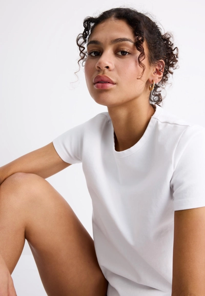 Stradivarius Базовая футболка REGULAR из мягкой ткани купить с доставкой.