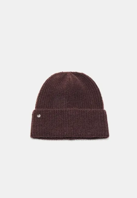 Шапка в рубчик с нашивкой- Заказать в России