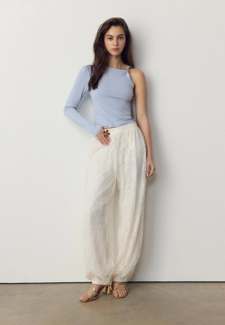 Stradivarius Асимметричная футболка с металлической пряжкой купить с доставкой.