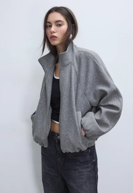 Куртка-бомбер с мягкой текстурой и объемным силуэтом