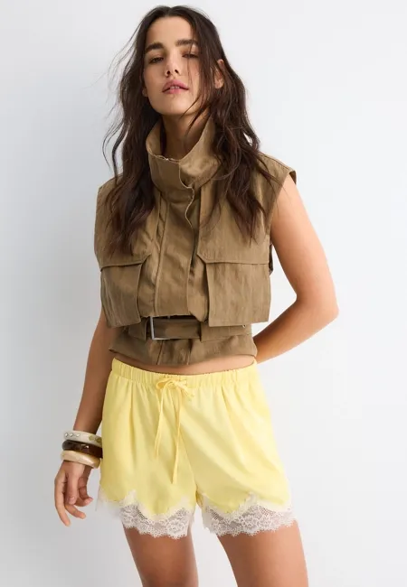 Атласные шорты с кружевом