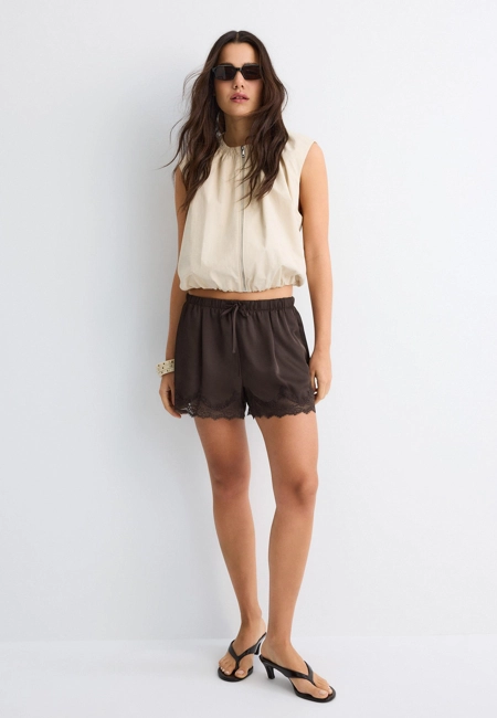 Stradivarius Атласные шорты с кружевом