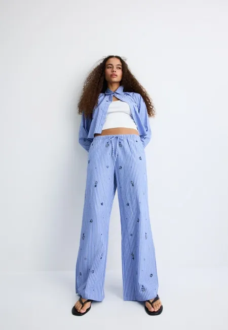 Stradivarius Брюки в пижамном стиле с вышивкой