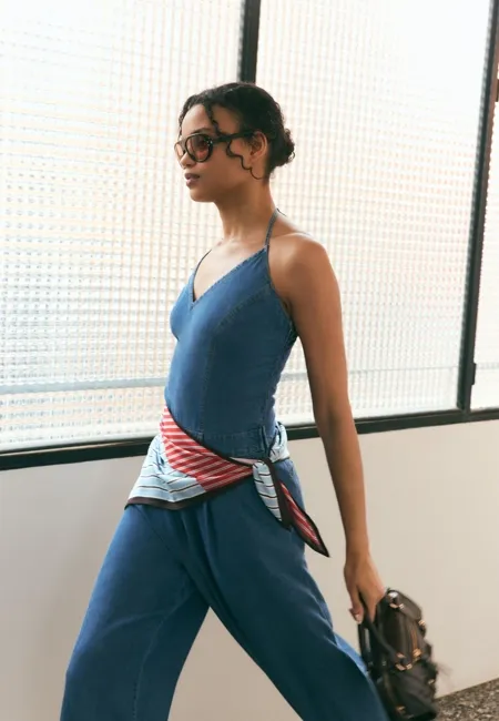 Джинсовый комбинезон с горловиной халтер и платком