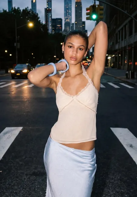 Топ с горловиной халтер и кружевом