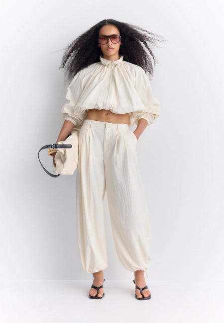 Stradivarius Высокотехнологичные брюки с низкой проймой и защипами