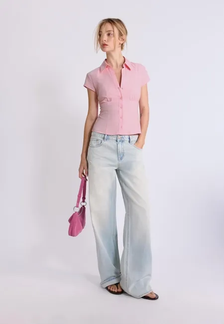 Рубашка с короткими рукавами и вырезом на груди