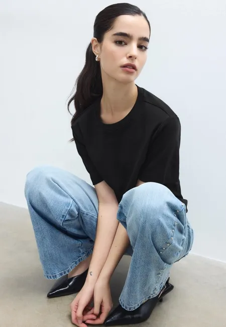 Базовая футболка классического кроя из плотного материала- Заказать в России