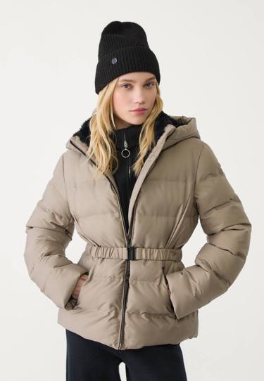 Stradivarius Стеганая куртка с капюшоном и поясом