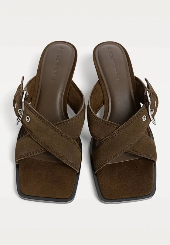 Кожаные босоножки со скрещенными ремешками