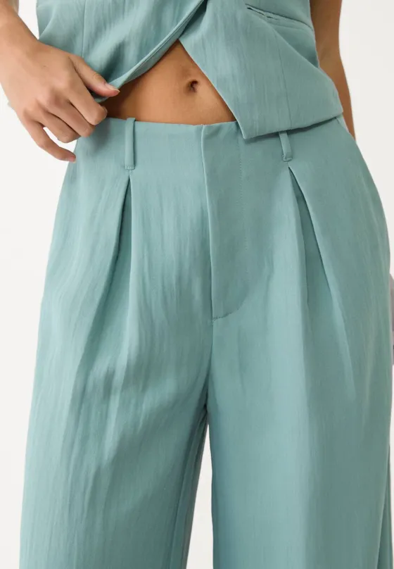 Брюки из струящейся рельефной ткани с защипами