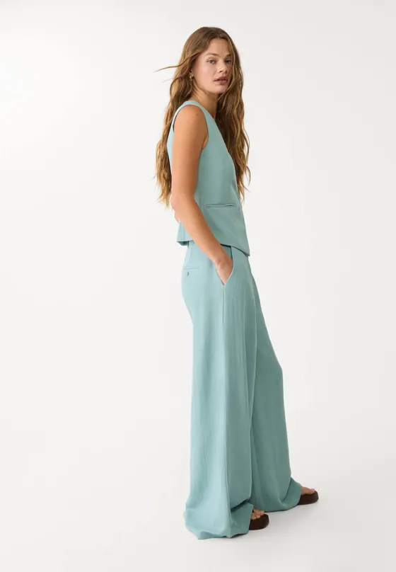 Брюки из струящейся рельефной ткани с защипами