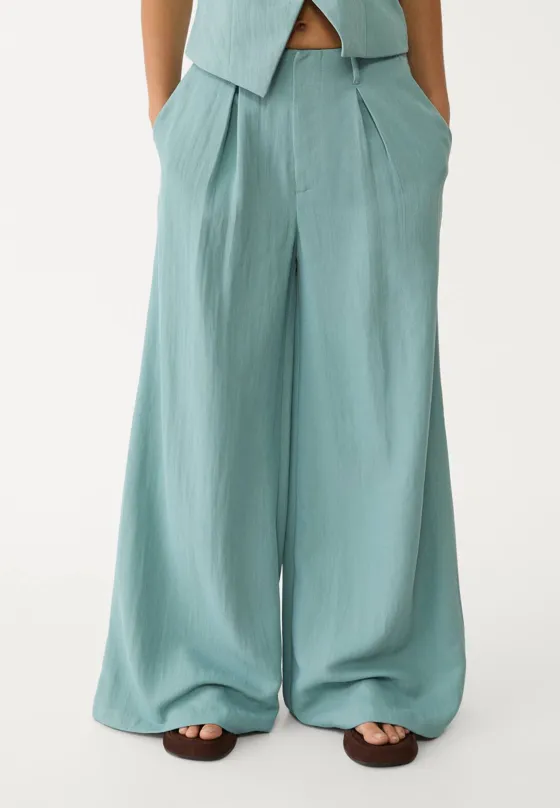 Брюки из струящейся рельефной ткани с защипами