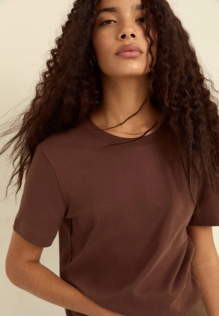 Базовая футболка классического кроя из плотной ткани- Заказать в России