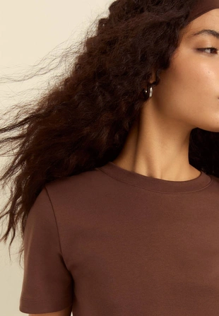 Базовая футболка классического кроя из плотной ткани- Заказать в России