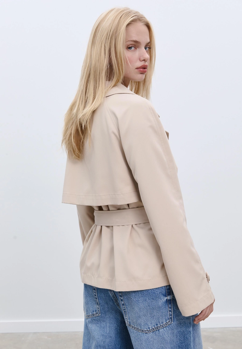 Короткий струящийся тренч с поясом