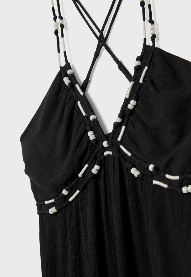 Длинное струящееся платье с бусинами