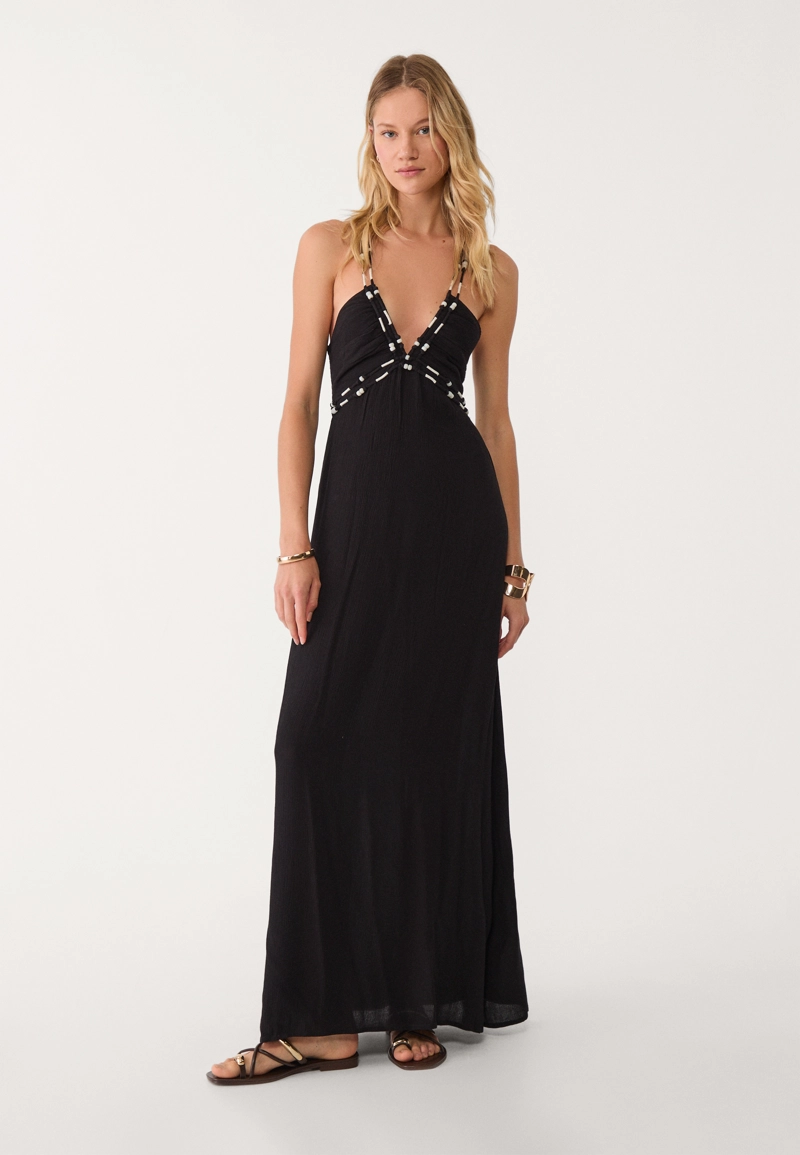 Длинное струящееся платье с бусинами