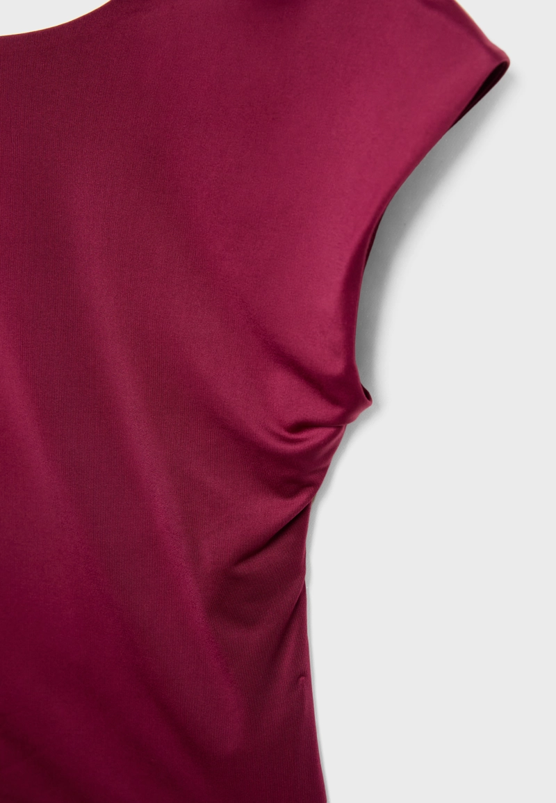 Футболка с открытой спиной