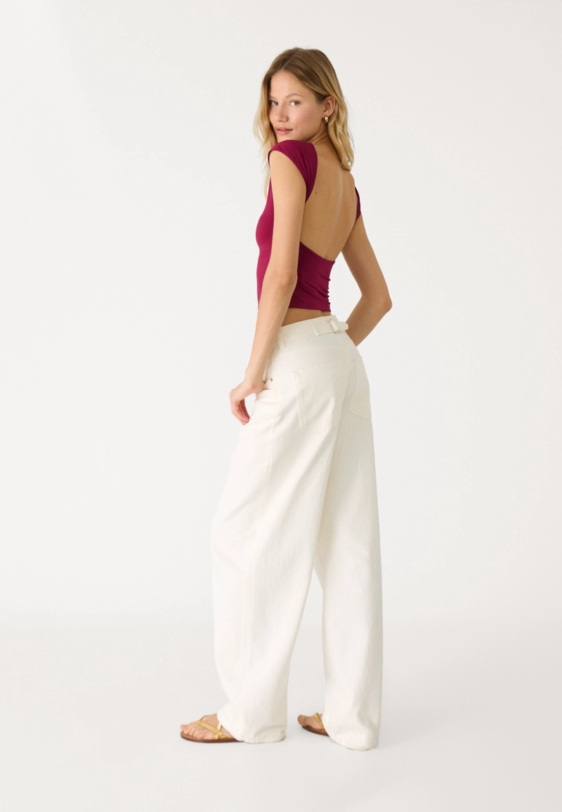 Футболка с открытой спиной