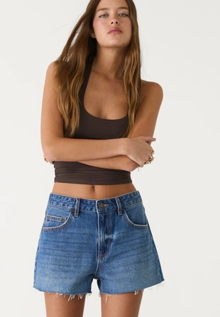 Джинсовые шорты со средней посадкой- Заказать в России