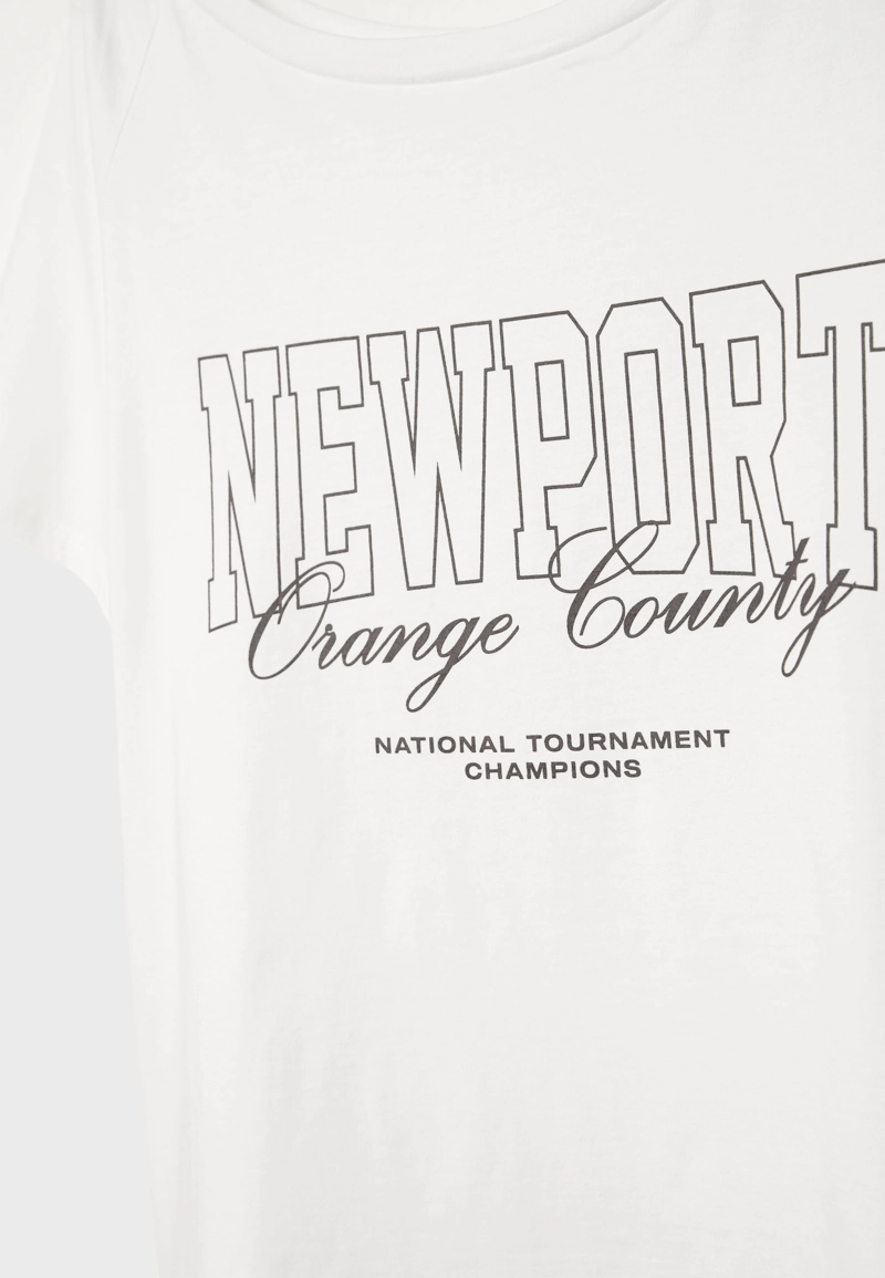 Футболка с надписью Newport