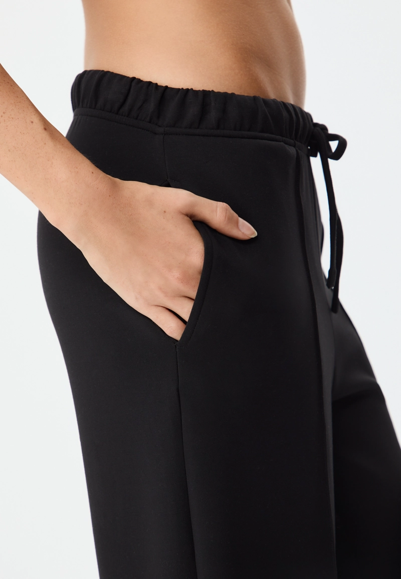 Брюки свободного кроя с мягкими нервами