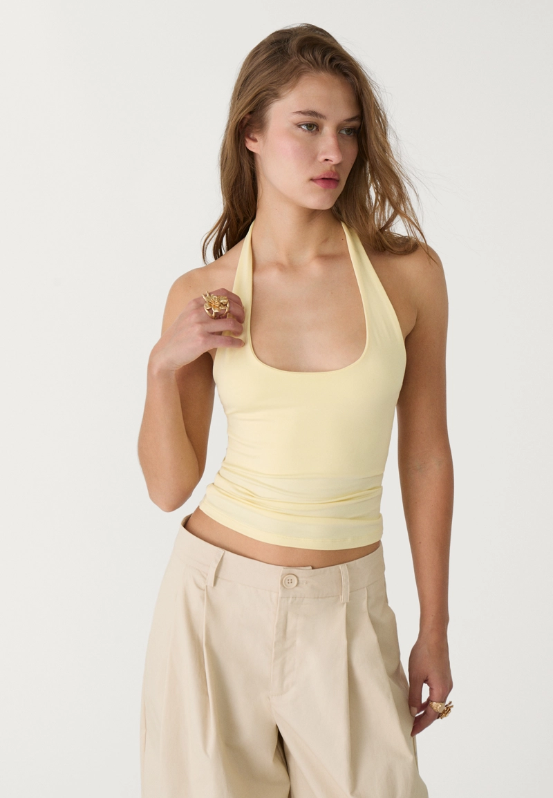 Футболка с горловиной халтер